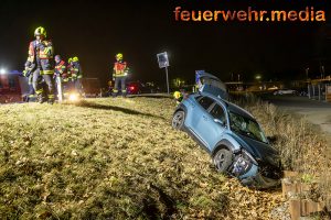 Pkw kommt von der B33 ab und prallt gegen eine Spundwand