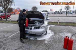 Zwei Ersthelfer löschen beginnenden Fahrzeugbrand