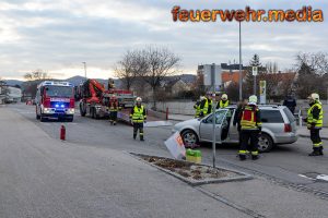 Pkw rammt vor dem BRG Rechte Kremszeile eine Straßenlaterne