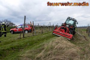 Traktor in gefährlicher Schieflage
