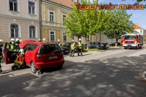 Rauchender Pkw in der Kremser Schillerstraße