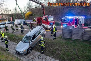 Fahrzeug hängt in einem Entwässerungsgraben
