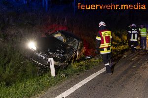 Pkw landet nach Überschlag im Straßengraben