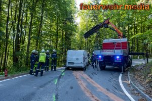 Transporter kommt in einer Kurve auf die Gegenfahrbahn