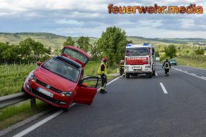 Kleinwagen hängt auf einer Leitschiene fest