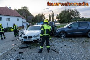 Verkehrsunfall in Rothenhof: Pkw kommt von Fahrbahn ab und kollidiert mit geparkten Autos