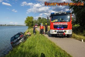 Fahrzeug mit zwei Insassen droht in die Donau zu stürzen
