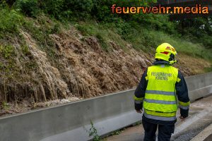 B37 nach Starkregen teilweise überflutet