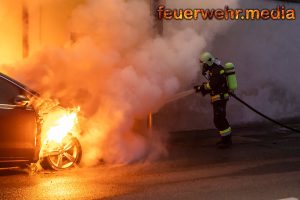 Fahrzeugbrand in Rehberg – Feuerwehr verhindert Übergreifen auf Gebäude