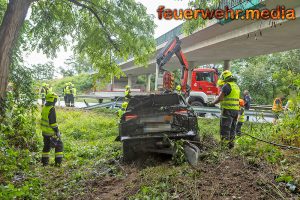 Pkw „versteckt“ sich nach Unfall im dichten Unterholz