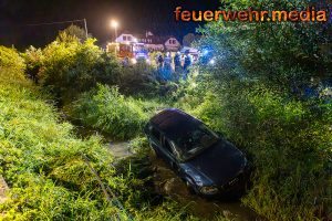 Pkw stürzt im Spitzer Graben in Bach – Feuerwehr im Einsatz