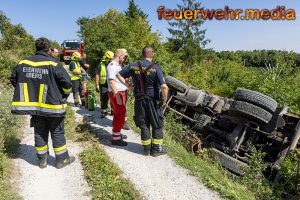 Lkw stürzt über Böschung – Fahrer leicht verletzt