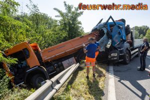 Lkw übersieht Absicherungsanhänger und kracht in Straßenmeisterei-Fahrzeug