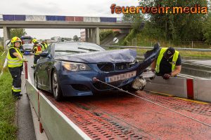 Pkw prallt im strömenden Regen gegen die Leitschiene