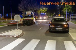 Nächtlicher Unfall in Krems-Stein – Pkw kollidiert mit RTW