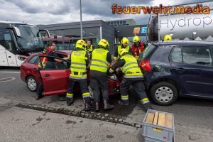 Mitarbeiterinnen einer Gärtnerei als Ersthelfer bei einem Auffahrunfall