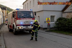Pkw nach Kreuzungskollision gegen Hausfassade geschleudert