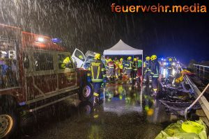 Frontalcrash im Regen – Schwerer Verkehrsunfall auf der B33
