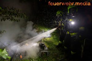Brand im Garten – Nachbarin und Feuerwehr verhindern Schlimmeres
