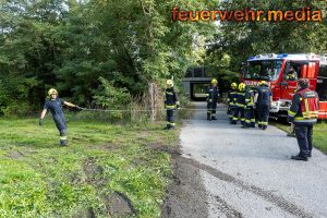 Feuerwehr Krems befreit festgefahrenen Sattelzug auf Wiese