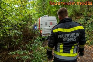Feuerwehr Krems birgt abgerutsches Fahrzeug von Forstweg