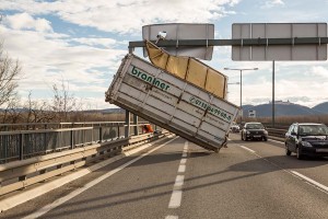 Container rammt auf der Donaubrücke einen Überkopfwegweiser
