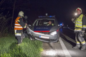 Polizeifahrzeug auf der B37 in Krems gerammt