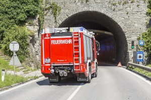 Fahrzeugüberschlag im Tunnel Dürnstein auf der B3
