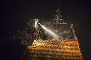 Drosser Kirchturm nach Blitzschlag in Brand