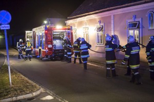 Zeitungszusteller entdeckt Brand in der Volksschule Haitzendorf