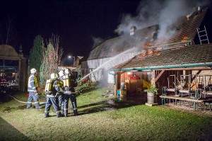 Dach eines Wohnhauses bei Brand schwer beschädigt
