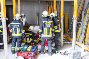 Menschenrettung nach Unfall auf einer Baustelle in Krems-Stein
