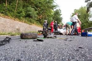 Schwerer Verkehrsunfall auf der B34 - Lenker im Wrack eingeklemmt