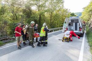 Radfahrer stürzt in einer Kehre der L78 in unwegsames Gelände – schwer Verletzt 