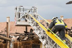  Nachlöscharbeiten nach Großbrand in Krems-Weinzierl