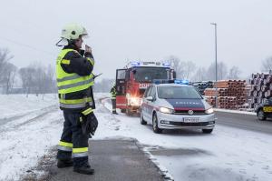 Fahrzeugbergung nach Verkehrsunfall mit zwei Fahrzeugen in Lerchenfeld