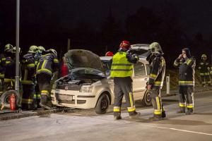 Ersthelfer löscht Fahrzeugbrand vor Eintreffen der Feuerwehr