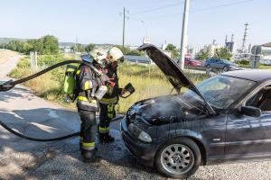Ersthelfer dämmen Fahrzeugbrand ein - Feuerwehr führt Nachlöscharbeiten durch