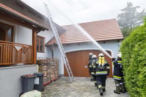 Schweißtreibender Atemschutzeinsatz bei Dachstuhlbrand in Rohrendorf
