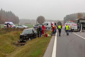 Frontalzusammenstoß zweier Pkw auf der B37