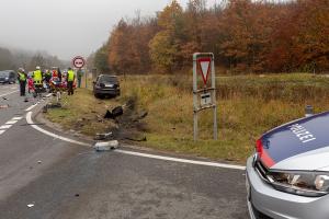 Frontalzusammenstoß zweier Pkw auf der B37