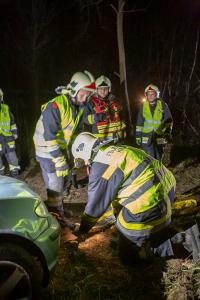 Fahrzeugbergung mittels Seilwinde auf der B37a