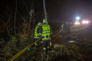 Fahrzeugbergung mittels Seilwinde auf der B37a