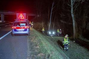 Fahrzeugbergung mittels Seilwinde auf der B37a