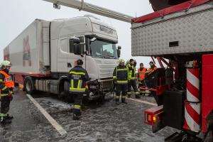 Kran Krems bei Lkw-Bergung auf der S5 im Einsatz