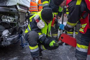 Kran Krems bei Lkw-Bergung auf der S5 im Einsatz