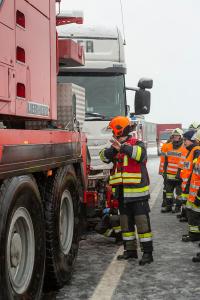 Kran Krems bei Lkw-Bergung auf der S5 im Einsatz