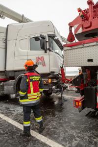 Kran Krems bei Lkw-Bergung auf der S5 im Einsatz