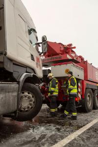 Kran Krems bei Lkw-Bergung auf der S5 im Einsatz