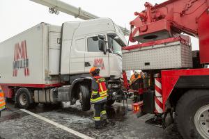 Kran Krems bei Lkw-Bergung auf der S5 im Einsatz